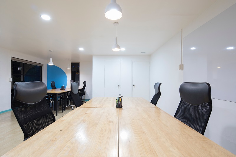 A conference room with chairs and tables in it